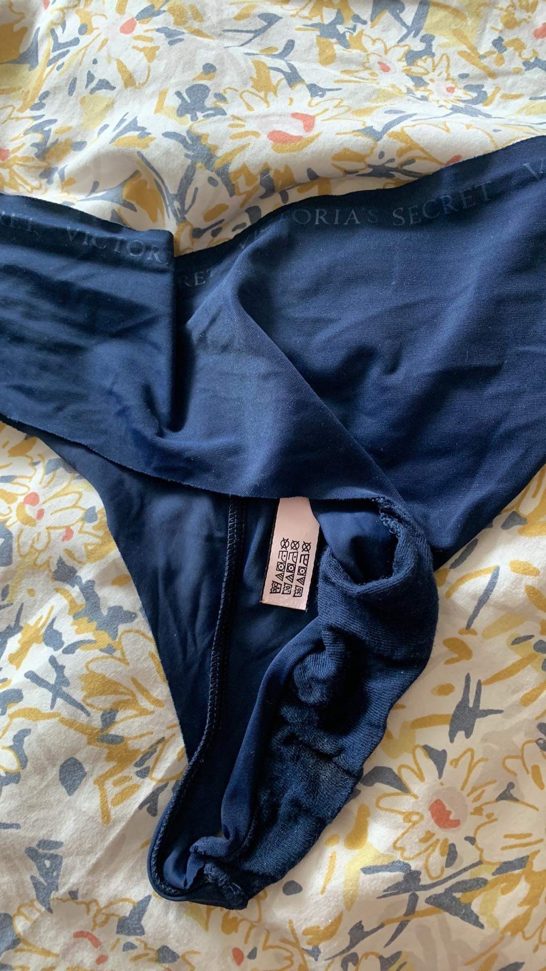 Victoria secret thong - freshly used - Knickery